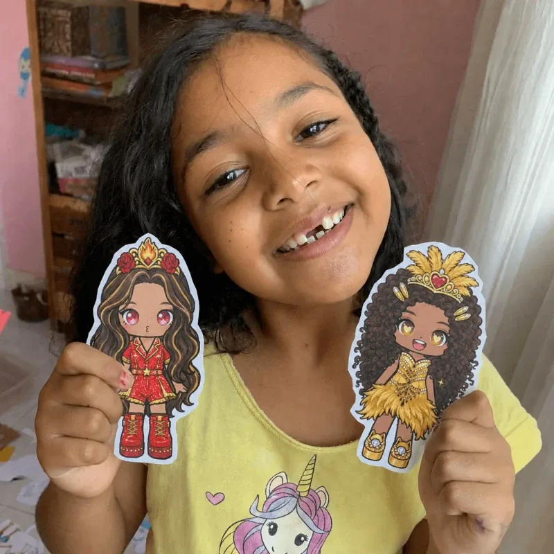 Menina mostrando bonecas de papel 2